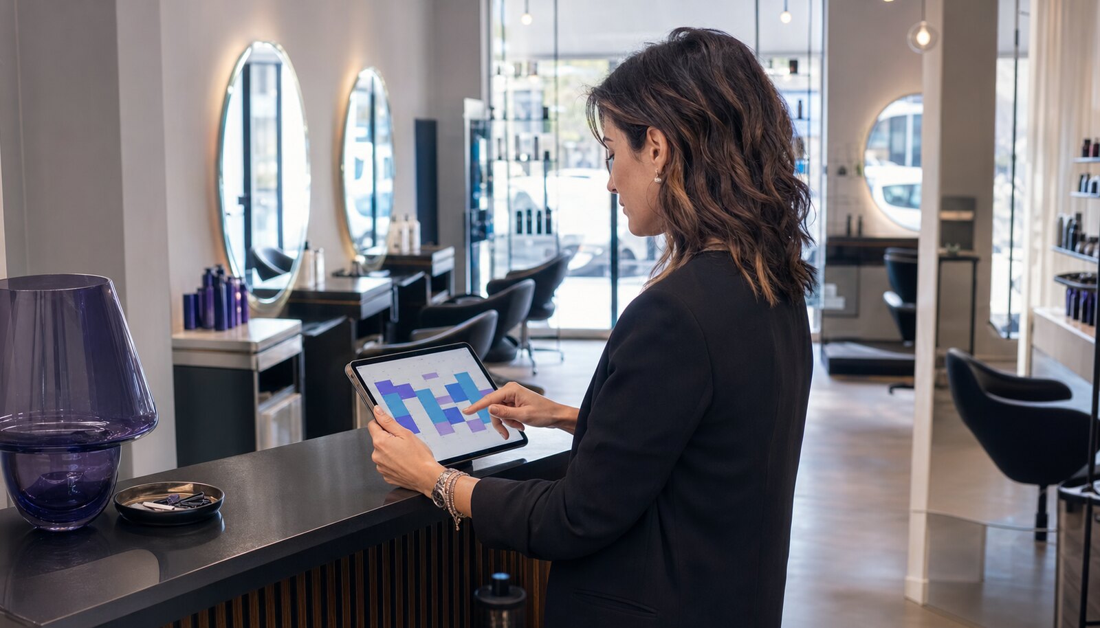 Responsabile di un salone che organizza gli appuntamenti della giornata su un tablet