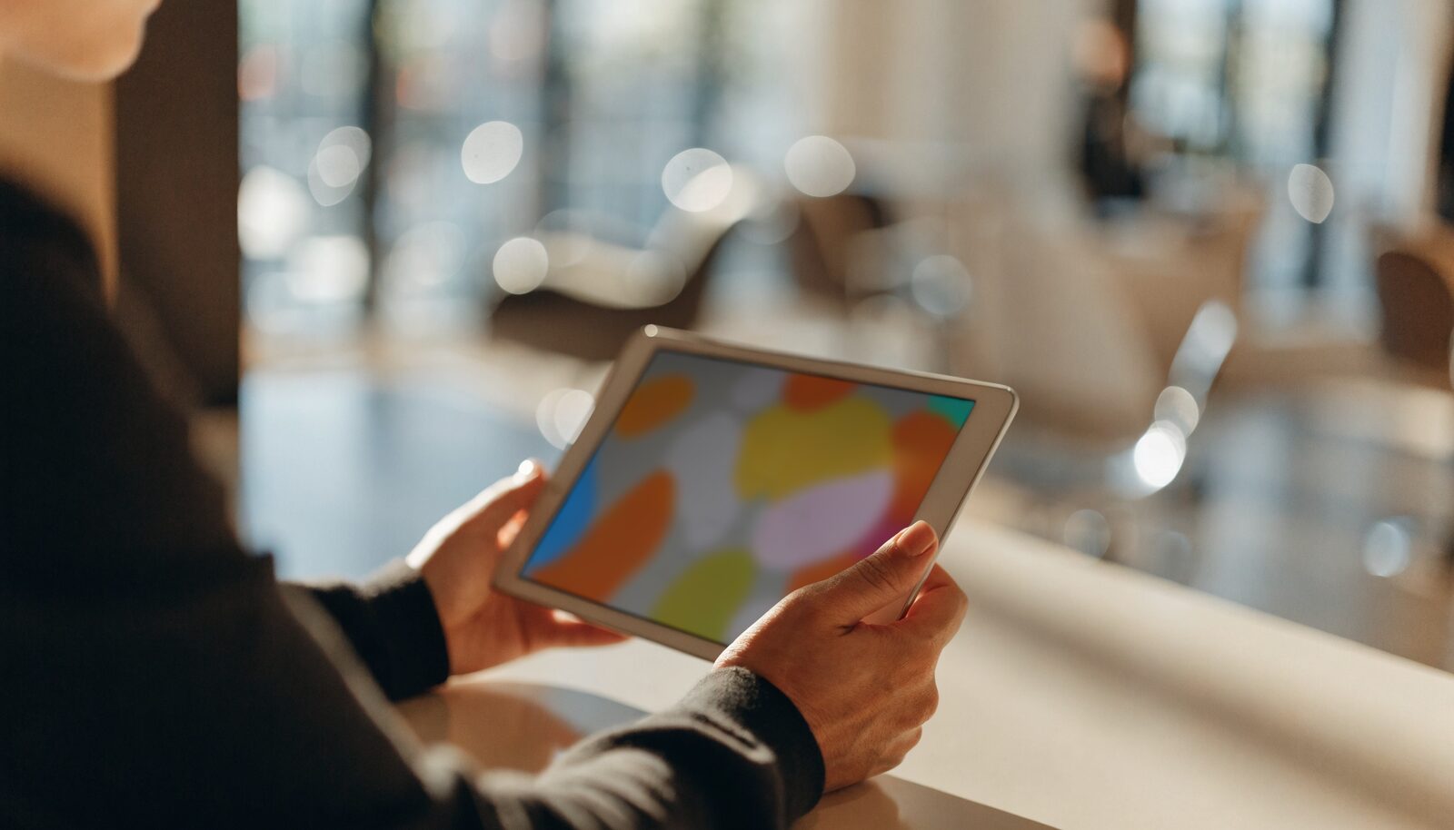 Titolare di salone che consulta un gestionale su tablet alla reception